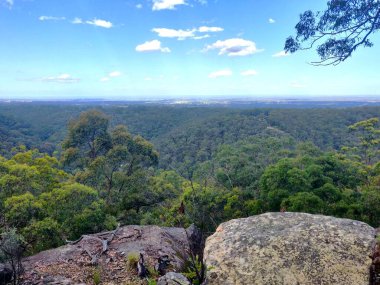 Bowen Dağı, Sydney, Avustralya 'dan yeşil yuvarlanan tepelerin ve Mavi Dağların büyük kayalıklarının manzarası