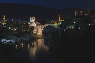 Bosna-Hersek 'in Mostar kentindeki tarihi Mostar Köprüsü, 16. yüzyıl Osmanlı Köprüsü, aynı zamanda Stari Most veya Eski Köprüsü olarak da bilinir.