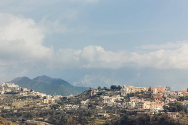 İtalya 'nın Amalfi kıyısındaki dağların arasına yerleşmiş küçük bir yamaç köyü manzarası