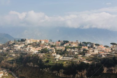 İtalya 'nın Amalfi kıyısındaki dağların arasına yerleşmiş küçük bir yamaç köyü manzarası