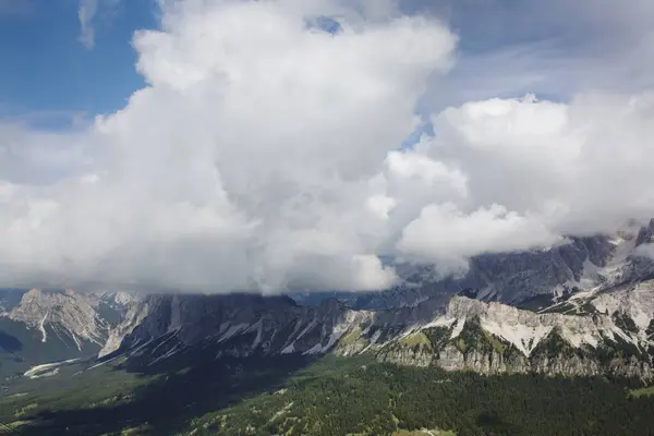 Dağların zirvelerini saran kalın bulut örtüsü, Cortina dampezzo, İtalya