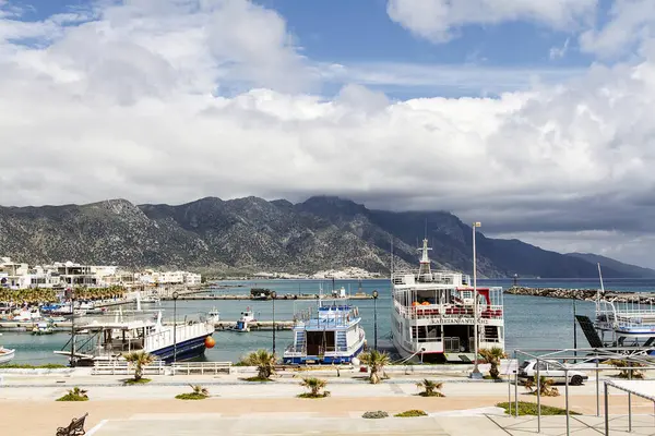 Dağların yakınındaki Kos Adası 'na demirli küçük bir liman.