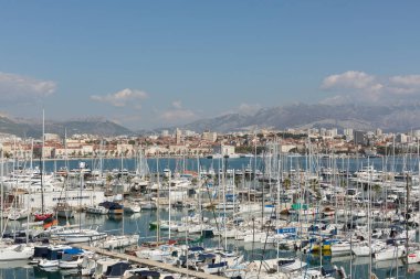 Hırvatistan 'ın küçük tekneleriyle resmi bir kıyı kenti olan Split,