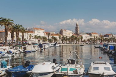 Hırvatistan 'ın küçük tekneleriyle resmi bir kıyı kenti olan Split,