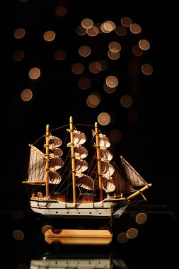 Minyatür yelkenli gemi modeli.