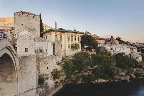 Bosna-Hersek 'in Mostar kentindeki tarihi Mostar Köprüsü, 16. yüzyıl Osmanlı Köprüsü, aynı zamanda Stari Most veya Eski Köprüsü olarak da bilinir.