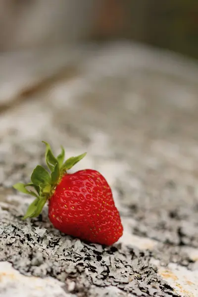 Kalıplı yüzeyde duran olgun kırmızı çilek.