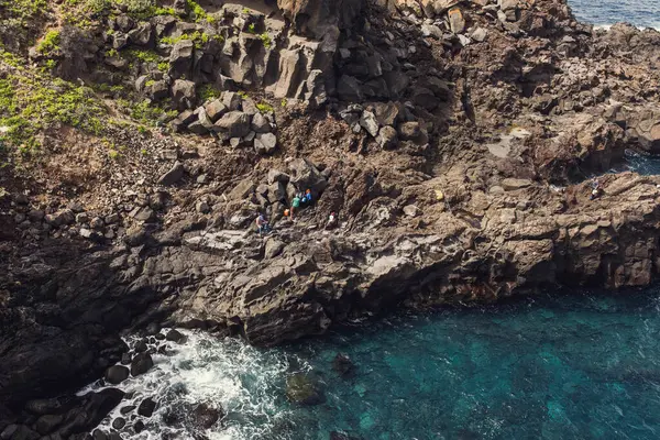 Mavi okyanus manzarası ve yeşil yamalı kayalık uçurum, Tenerife