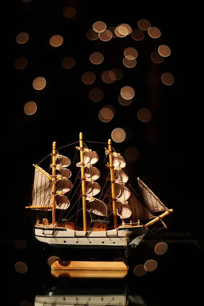 Minyatür yelkenli gemi modeli.