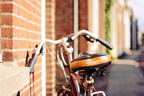 Tilburg, Hollanda 'da bir bisikletin deri koltuğunun ayrıntıları.