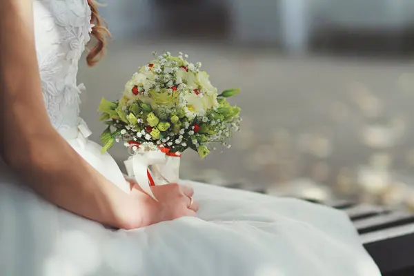 Gelin düğün buket beyaz çiçek tutan