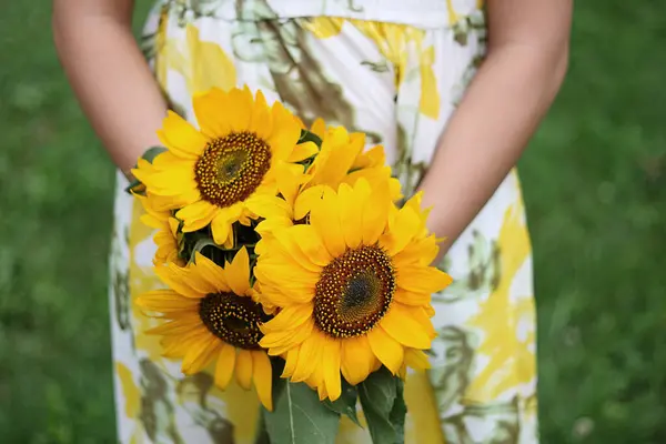 Sarı ayçiçeği tutan kadınlar