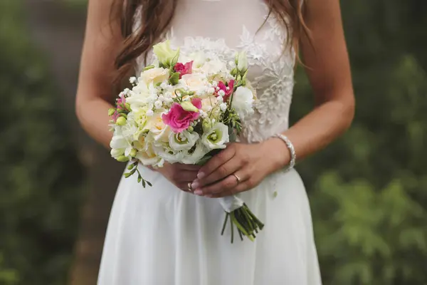 gelin düğün buket beyaz gül tutan