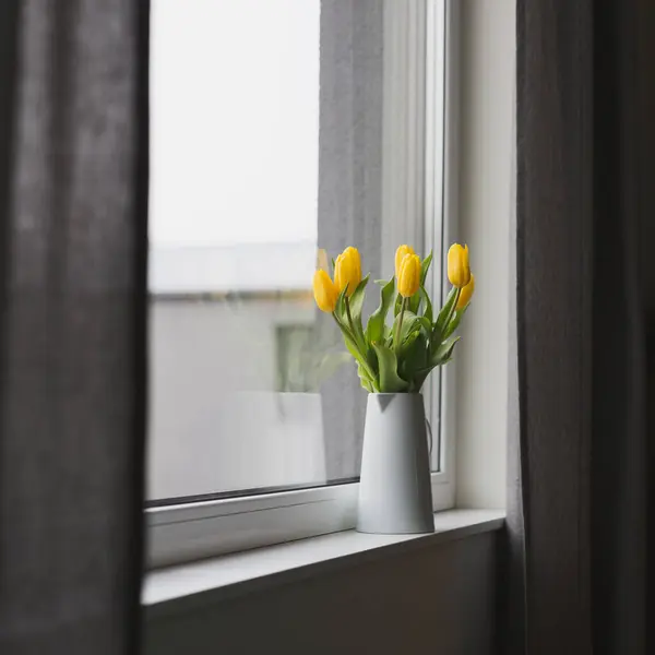 Sarı laleler pencere eşiğinde