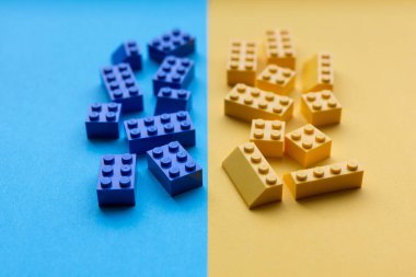 Lego bloklarından yapılmış Ukrayna 'nın mavi sarı bayrağı.