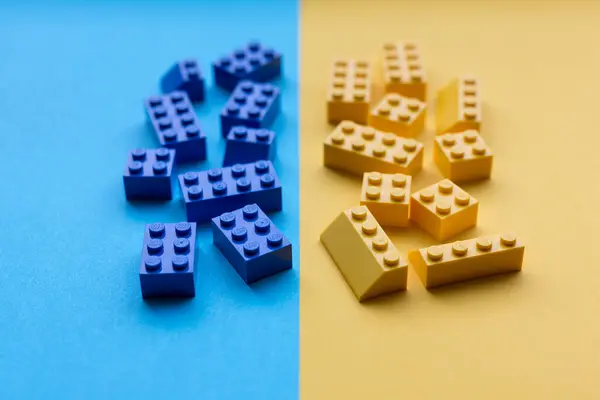 Lego bloklarından yapılmış Ukrayna 'nın mavi sarı bayrağı.