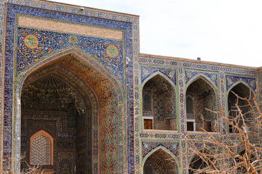 Tillya-Kari Madrasah iç avlusunun mozaik cephesi. Orta Çağ Orta Asya mimarisi. Özbekistan, Semerkand şehri