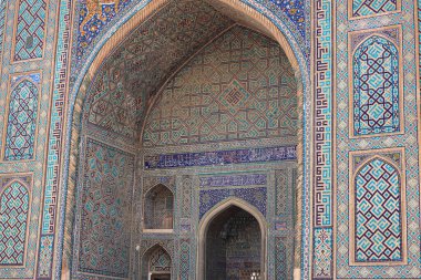 Sherdor Madrasah 'ın mozaik görüntüsü. Orta Çağ Orta Asya mimarisi. Özbekistan, Semerkand şehri