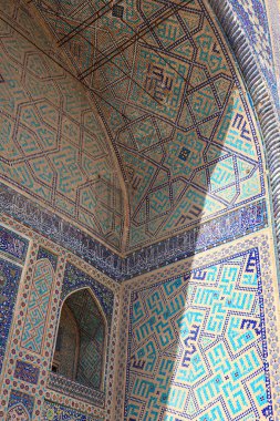 Ulugbek Madrasah 'ın duvarlarında mozaik. Orta Çağ Orta Asya mimarisi. Özbekistan, Semerkand şehri