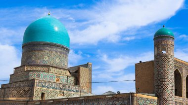 Tillya-Kari Madrasah 'ın mavi kubbeleri. Orta Çağ Orta Asya mimarisi. Özbekistan, Semerkand şehri