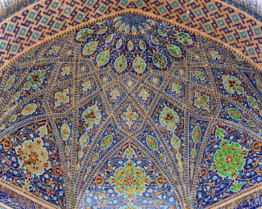 Tillya-Kari Madrasah iç avlusunun mozaik cephesi. Kemerli kubbe. Orta Çağ Orta Asya mimarisi. Özbekistan, Semerkand şehri