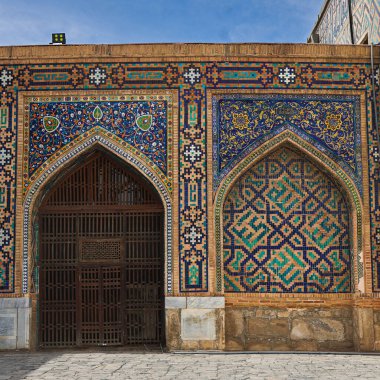 Tillya-Kari Madrasah iç avlusunun mozaik cephesi. Orta Çağ Orta Asya mimarisi. Özbekistan, Semerkand şehri