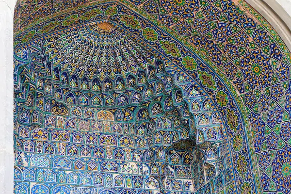 Tillya-Kari Madrasah 'ın iç avlu mozaiği. Kemerli kubbe. Orta Çağ Orta Asya mimarisi. Özbekistan, Semerkand şehri