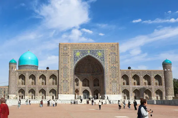 Tillya-Kari Madrasah 'ın dış görünüşü. Tahta oymalı kapı. Orta Çağ Orta Asya mimarisi. Özbekistan, Semerkand şehri