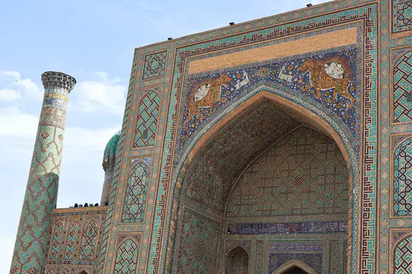 Sherdor Madrasah 'ın mozaik görüntüsü. Orta Çağ Orta Asya mimarisi. Özbekistan, Semerkand şehri