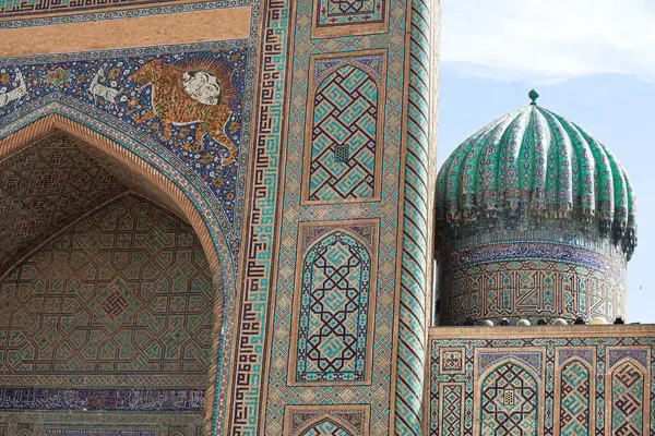 Sherdor Madrasah 'ın mozaik cephesi. Orta Çağ Orta Asya mimarisi. Özbekistan, Semerkand şehri