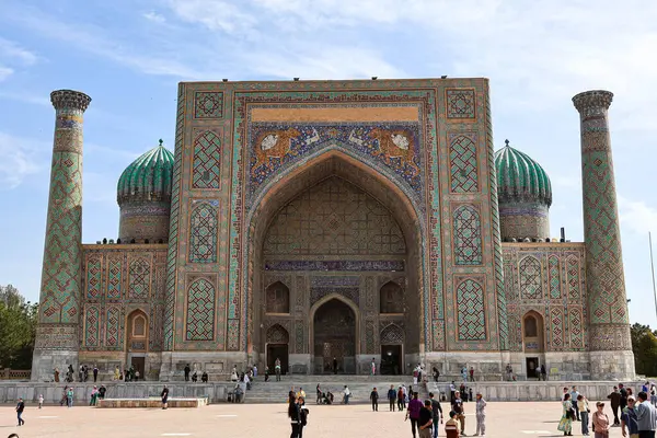 Sherdor Madrasah 'ın mozaik görüntüsü. Sherdor Madrasah 'ın cephesi. Özbekistan, Semerkand şehri