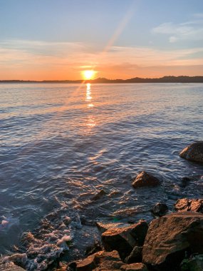 Sahilde gün batımında altın saat manzarası