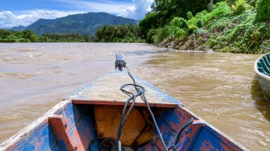 Ahşap teknesi olan bir nehrin cennet manzarası.