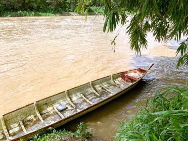 Tahta teknesi olan bir nehir.