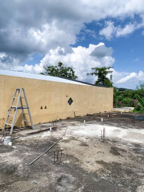 Bir evin çatısının balkonunda. Merdiven yenileme kavramı.