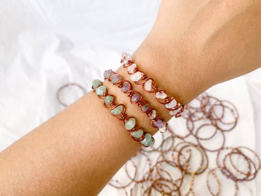 El yapımı bakır bileklikli bilek.