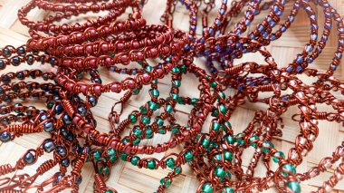 Bir yığın el yapımı bilezik, kablo bakır aksesuarlar..