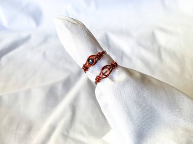 El yapımı yüzük Beyaz arkaplan, kablo sarılı aksesuarlar.