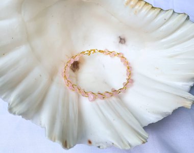 Gül kuvars taşından boncuklu bakır bilezik