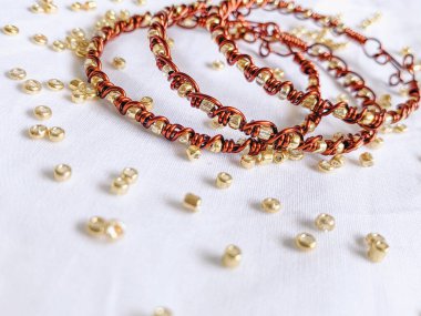 Altın boncuklu el yapımı bilezik.