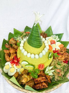 Nasi Tumpeng adında geleneksel bir yemek, etrafında çeşitli mezeler olan sarı pirinç konisi. Genellikle Endonezya 'da doğum günlerini, yıldönümlerini ve resmi etkinlikleri kutlamak için servis edilir..