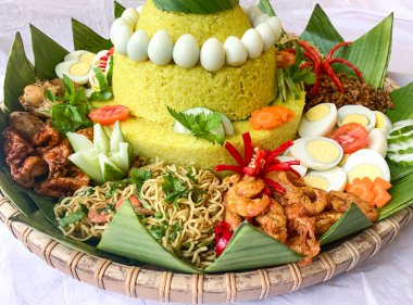 Nasi Tumpeng adında geleneksel bir yemek, etrafında çeşitli mezeler olan sarı pirinç konisi. Genellikle Endonezya 'da doğum günlerini, yıldönümlerini ve resmi etkinlikleri kutlamak için servis edilir..