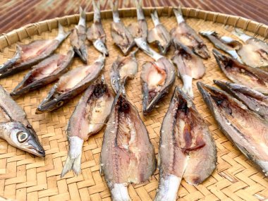 Güneşin altında kurutulmuş balık, saklanmış yiyecek..