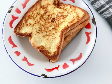 Fransız tostu tabakta.