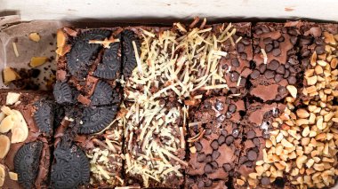 yumuşak çikolatalı sünger ve kabuklu kaju ve hurma..