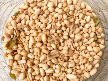 Kavanozda kızarmış fıstık, genellikle Endonezya 'da Kurban Bayramı' nda servis edilir..