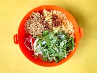 Kızarmış şehriye, sarı pirinç ve sebzeler.