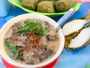 Coto Makassar ya da sığır çorbası, Makassar, Güney Sulawesi, Endonezya 'da geleneksel aşçılık.