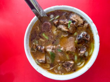 Coto Makassar ya da sığır çorbası, geleneksel mutfak Makassar, Güney Sulawesi, Endonezya.