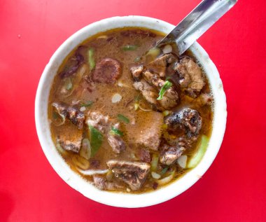 Coto Makassar ya da sığır çorbası, geleneksel mutfak Makassar, Güney Sulawesi, Endonezya.